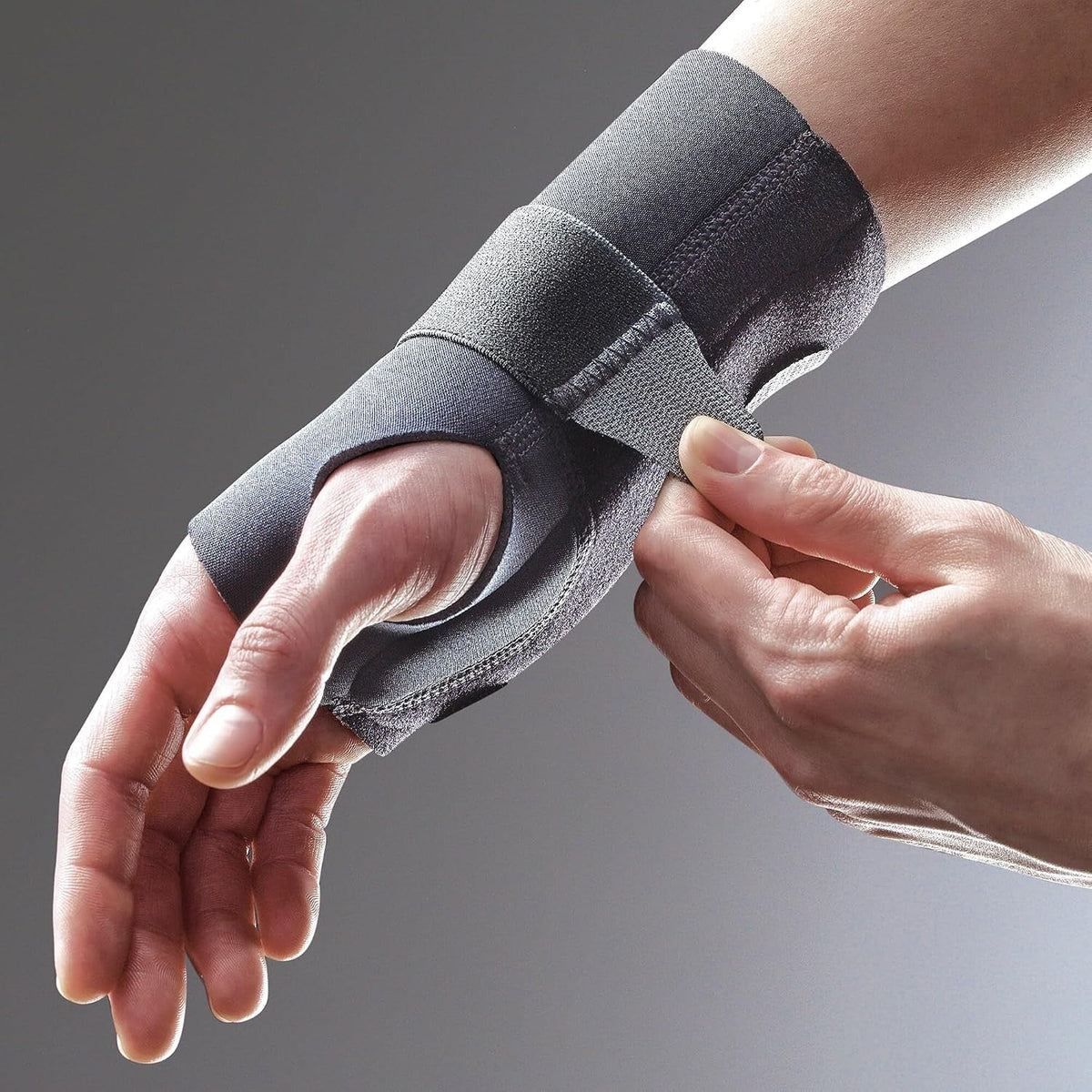 Futuro Wrist Brace, Right Hand, Compression Stab - 48400ENR-Single - LL Medico