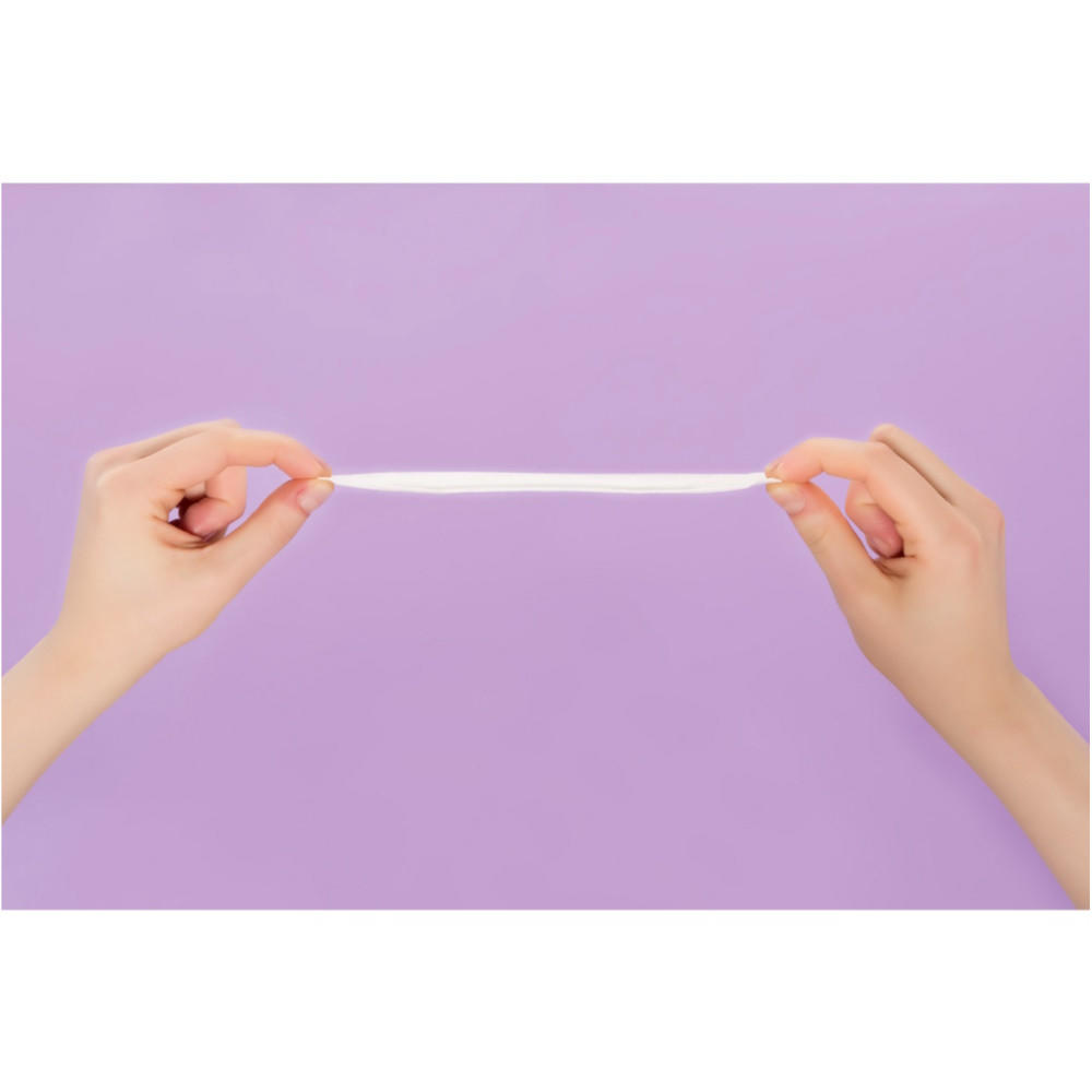 Two hands stretch white chewing gum against a pastel purple background, evoking the flexibility and discreteness you get with Seni Lady Liners Light Regular from Seni.